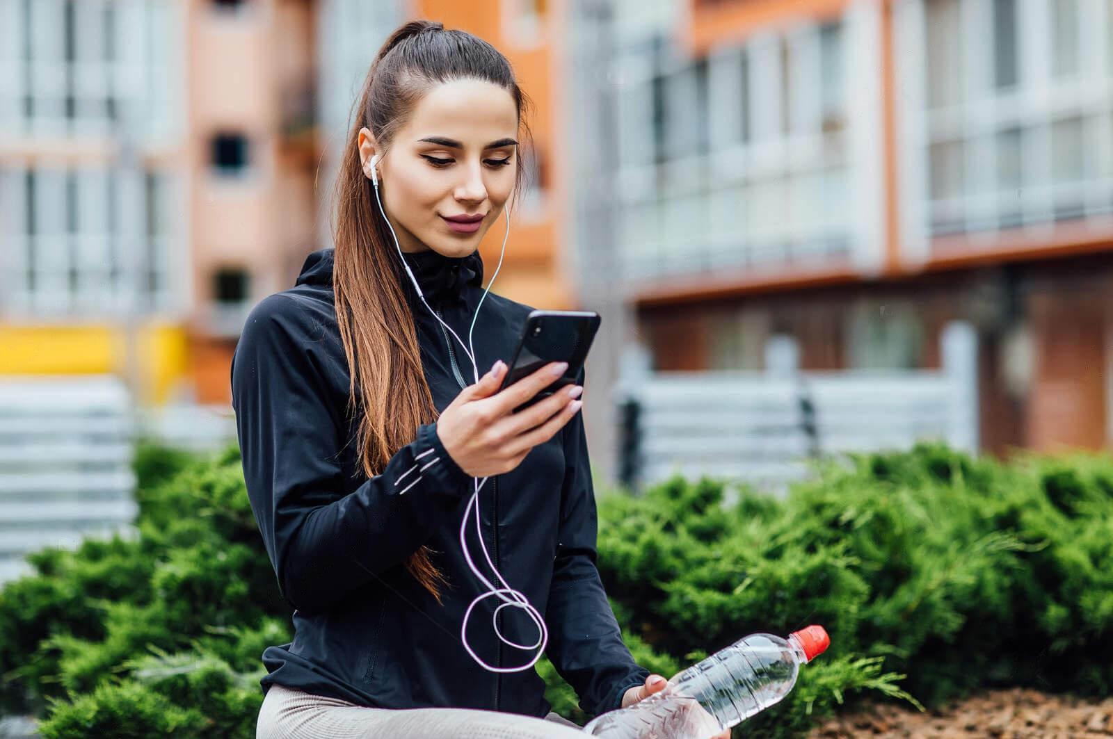 pretty-woman-sport-wear-drinking-water-fresh-air-after-morning-running-healthy-concept-1